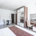 Cavar, Close To The アパート マカルスカ