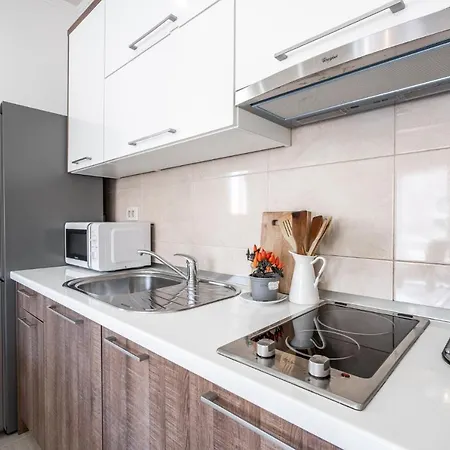 Cavar, Close To The マカルスカ