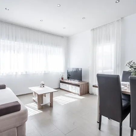 Apartament Cavar, Close To The