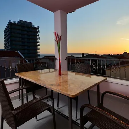 Cavar, Close To The マカルスカ