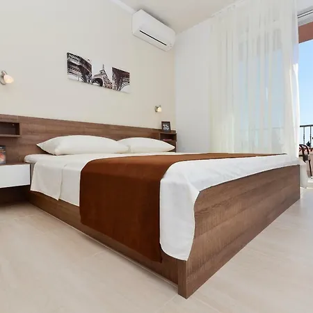 Cavar, Close To The *