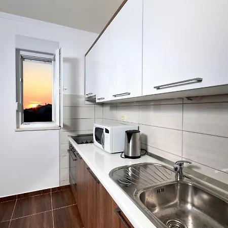 Cavar, Close To The *