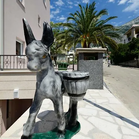 Cavar, Close To The アパート *