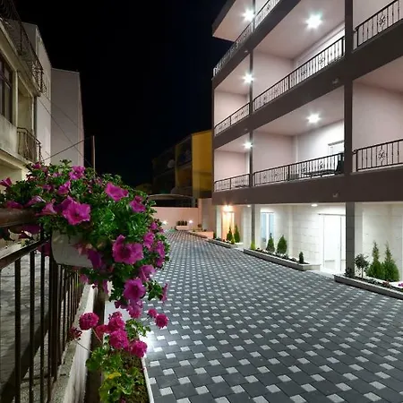 アパート Cavar, Close To The *