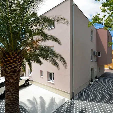 Cavar, Close To The アパート