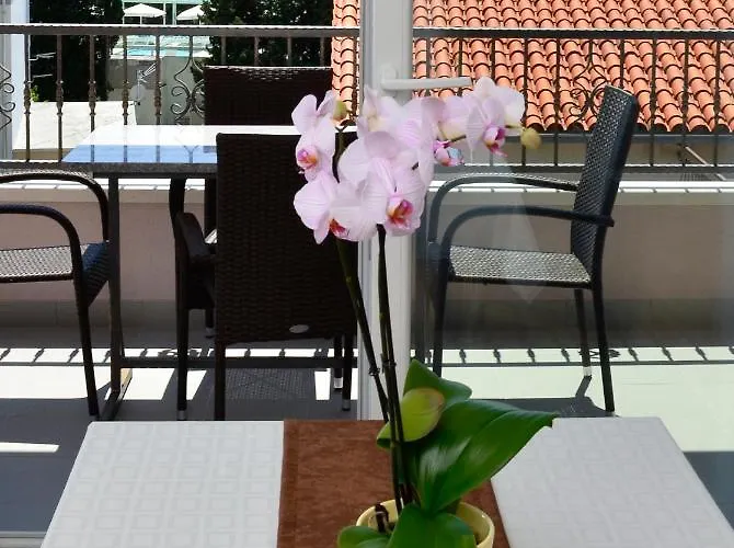 Cavar, Close To The Makarska