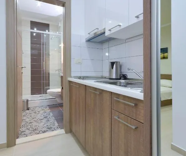 Cavar, Close To The *