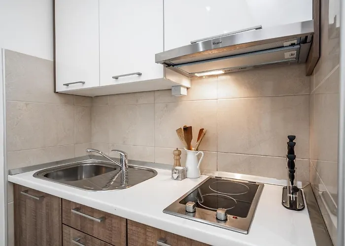 Cavar, Close To The Makarska