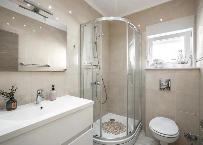 Cavar, Close To The *