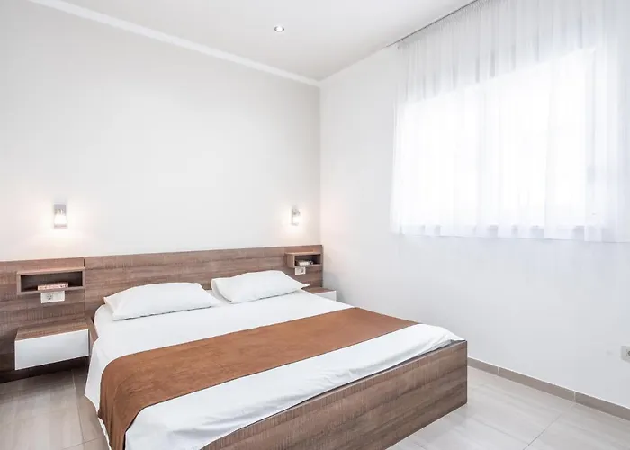 Cavar, Close To The *