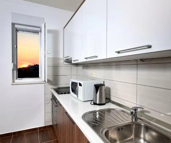 Cavar, Close To The *