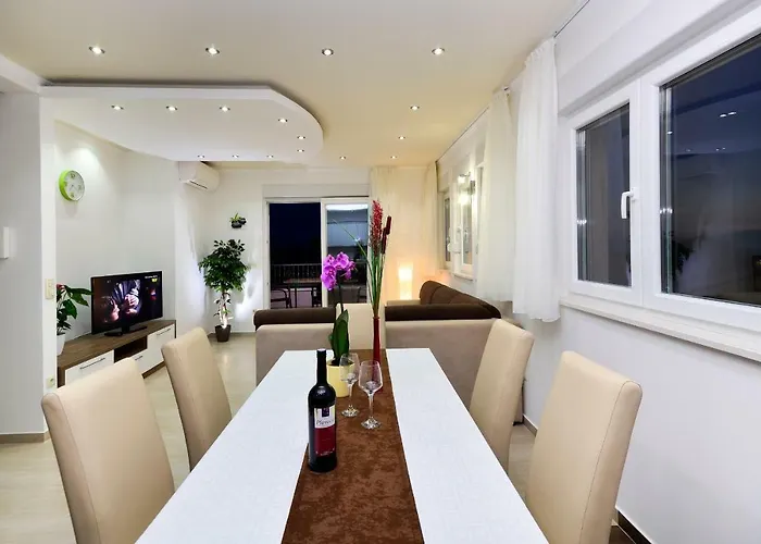 Cavar, Close To The Makarska