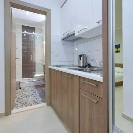 Cavar, Close To The *