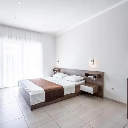 Cavar, Close To The Makarska