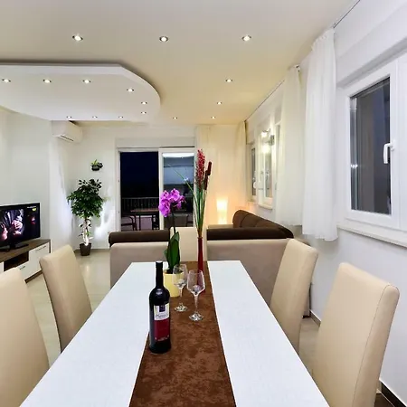 Cavar, Close To The Makarska