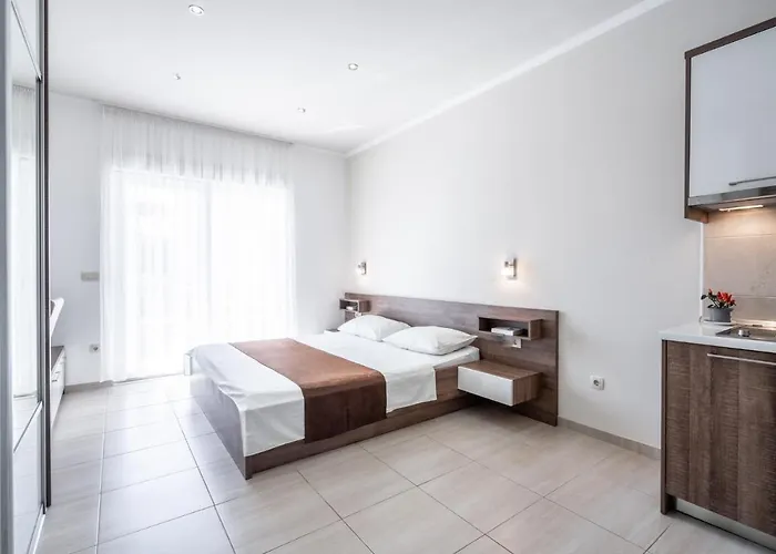 Cavar, Close To The 마카르스카